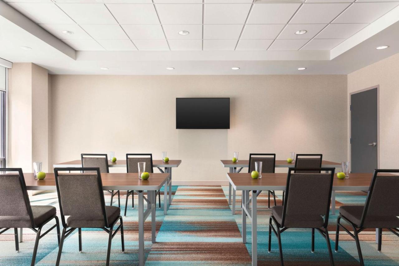 Home2 Suites By Hilton Milwaukee West 웨스트 앨리스 외부 사진